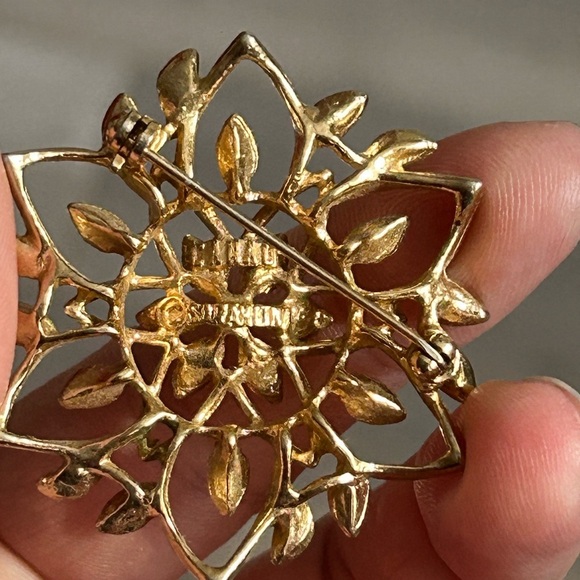 SARAH COVENTRY Elegant Gold Floral Earrings and brooch jewelry set 🙋♀️ - Picture 9 of 9